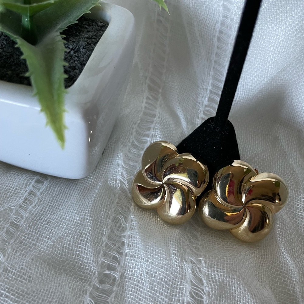 3 Pairs - Gold tone flower shape post, orange metal hoop clip on, tiny hot pink